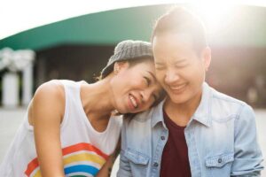 Two people feeling the link between bipolar disorder and relationships
